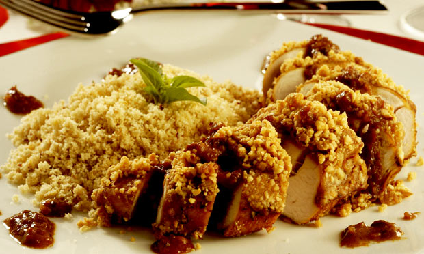 receita-peito-frango-amendoim-farofa-gengibre