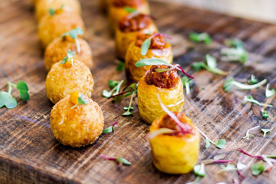 Croqueta de jamón e Batatinha com ragu de chouriço