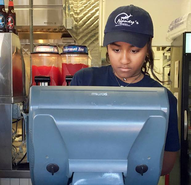 Natasha Obama, filha de Barack, começa as férias trabalhando em restaurante