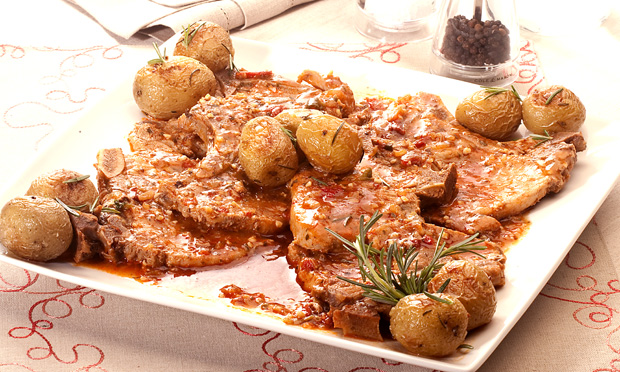 Bisteca de porco com molho de vinho e batata na pressão