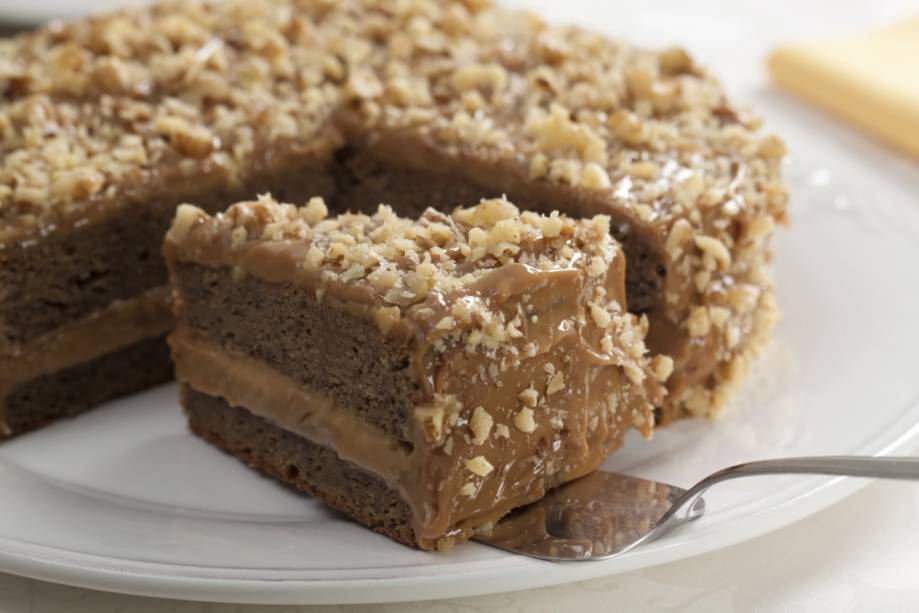 Bolo de ameixa e doce de leite