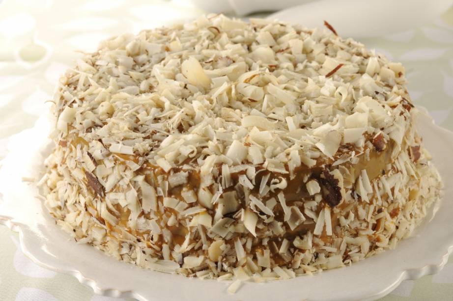 Bolo de doce de leite com castanha-do-Pará