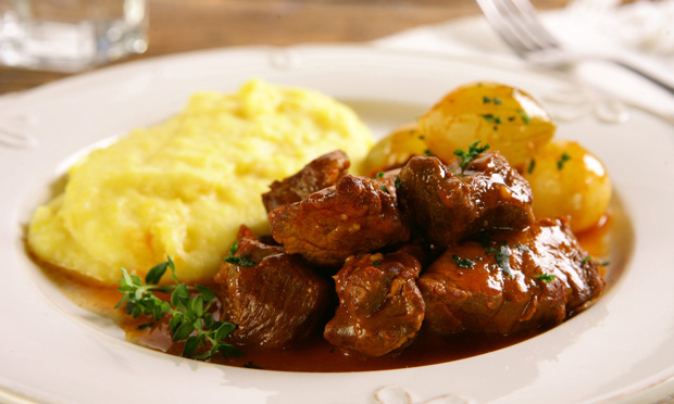 Carne na cacha&ccedil;a com pur&ecirc;