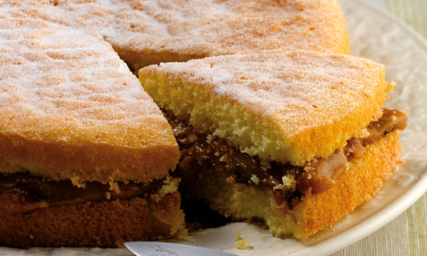 Pão-de-ló com doce de leite e ameixa