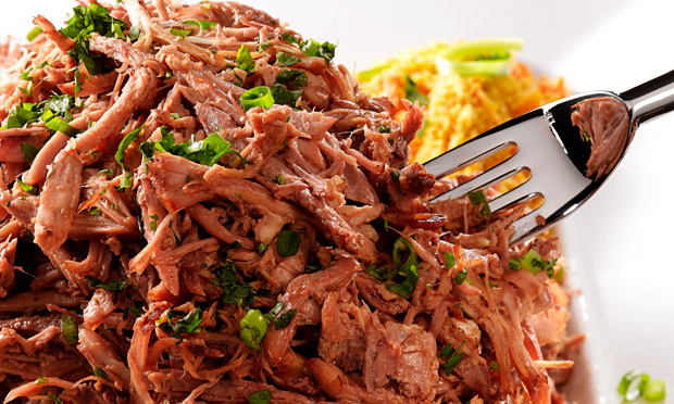 Pernil assado com farofa de cenoura