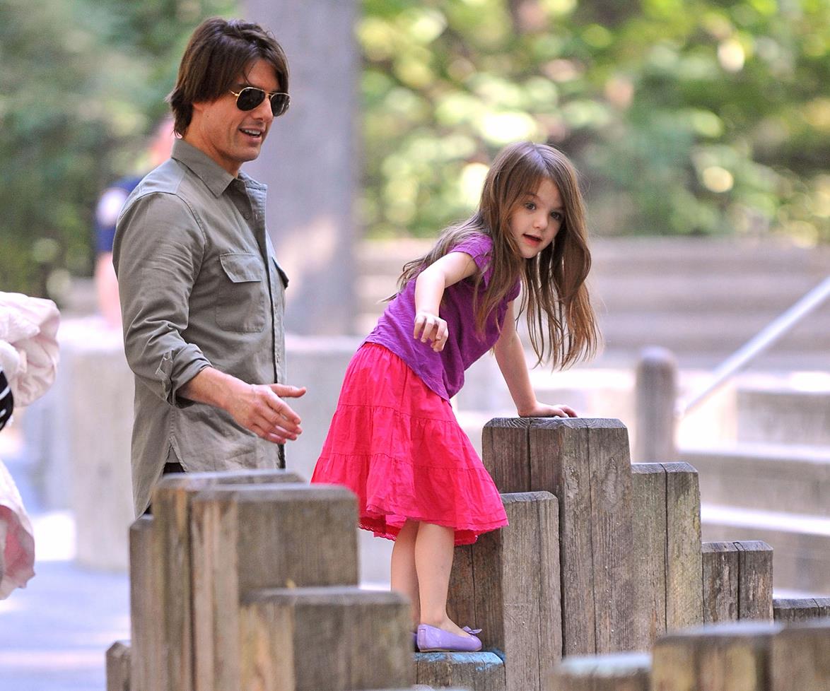 Suri Cruise e Tom Cruise brincando