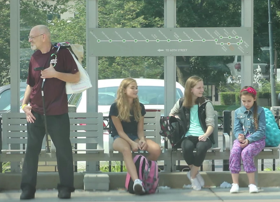 Em vídeo: estranhos defendem menina que sofria bullying