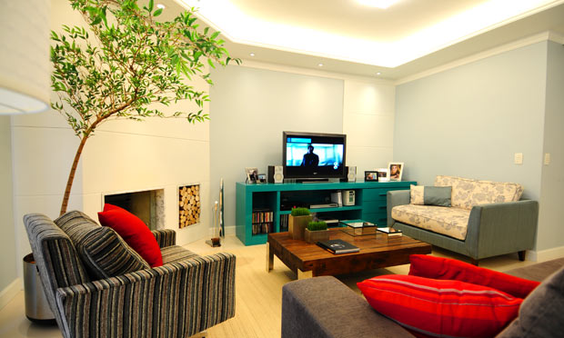 Paredes neutras, móveis com cor Paredes neutras, móveis com cor