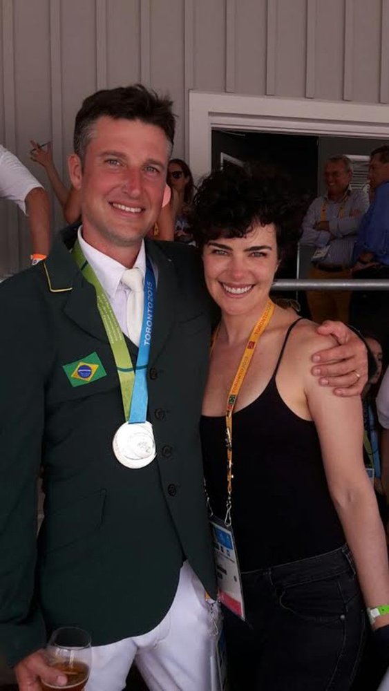 Ana Paula Arósio festeja medalha de prata do marido no Pan