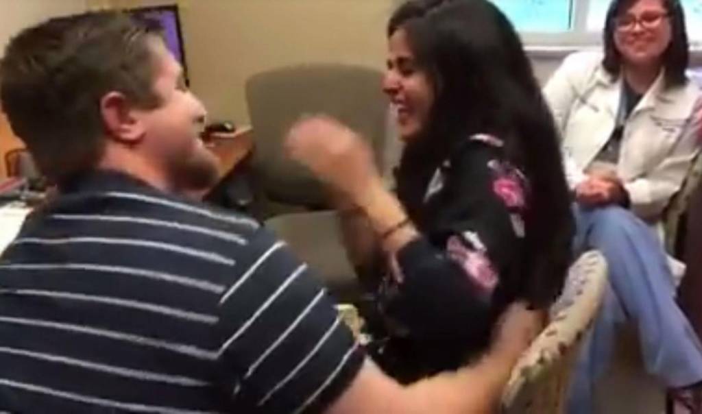 Mulher é pedida em casamento no momento em que ouviu pela primeira vez