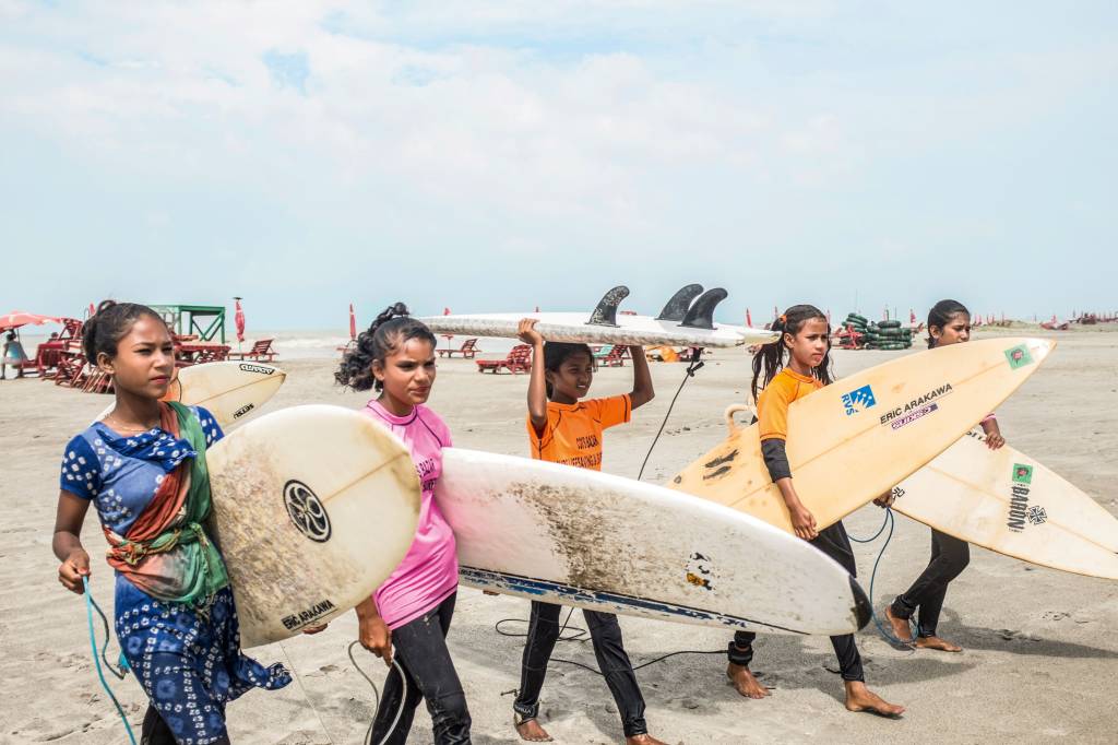 Como esse casal transformou o surfe numa ferramenta de empoderamento feminino
