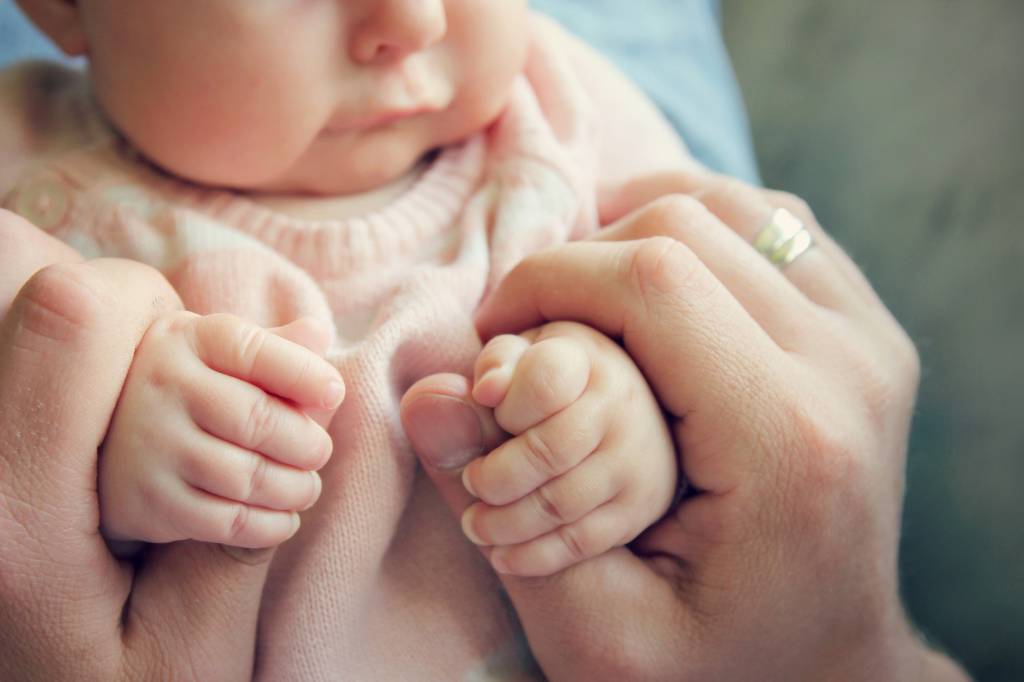 Mãe faz alerta após bebê de 1 ano contrair herpes ao ser beijado por adulto