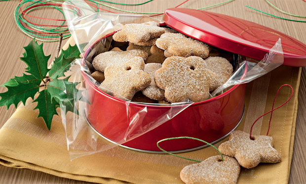 Aprenda a fazer biscoitinhos para pendurar na árvore de Natal