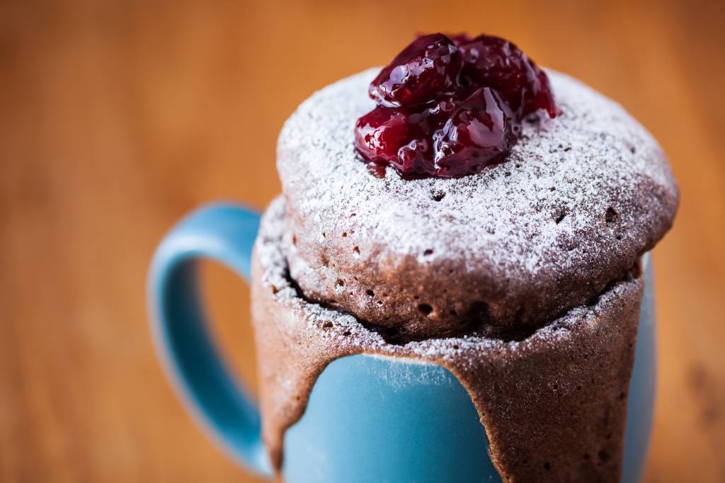 5 receitas irresistíveis de bolo de caneca para espantar o frio