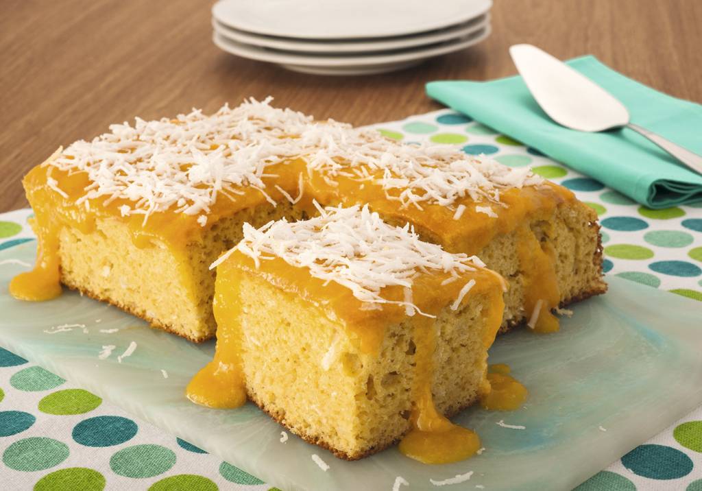 Bolo de manga com cobertura de coco