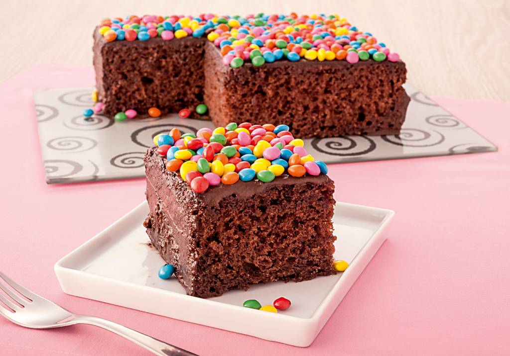 Bolo nega maluca com confeitos