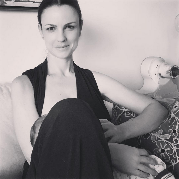 Carolina Kasting sobre a interrupção do aleitamento materno: “Somos humanas.”