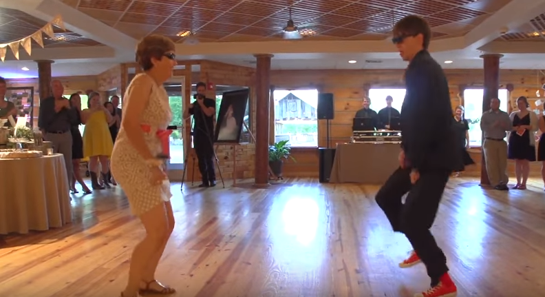 Este vídeo de uma valsa entre mãe e filho vai te surpreender