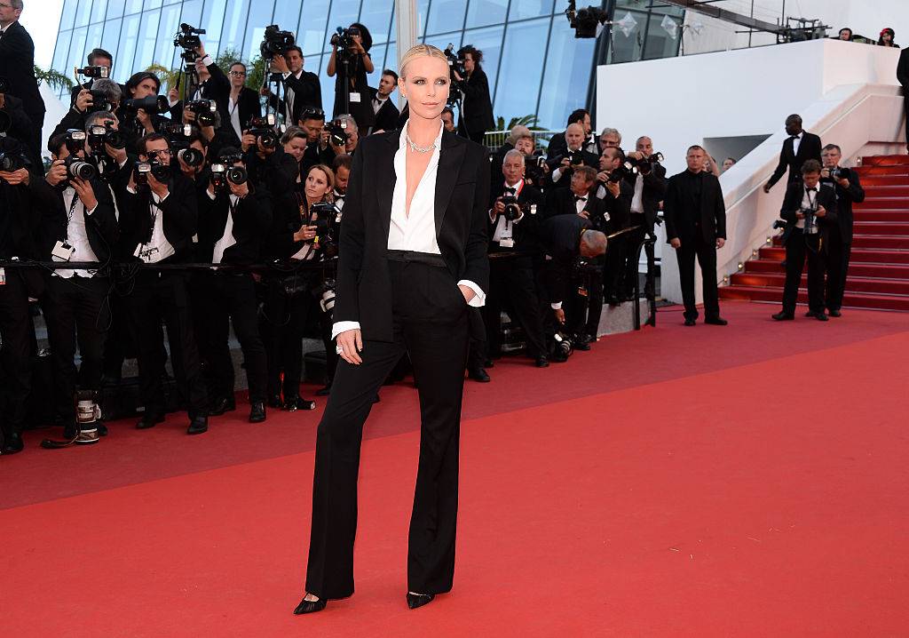 Adeus, vestido! Charlize Theron arrasa de terninho no tapete vermelho