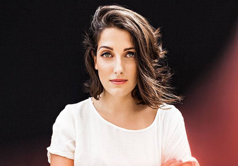 Clarice Falcão: “Fico feliz por estarmos vivendo essa moda feminista”
