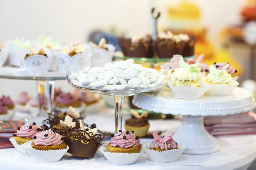 Descubra as calorias dos docinhos e outras delícias de casamento