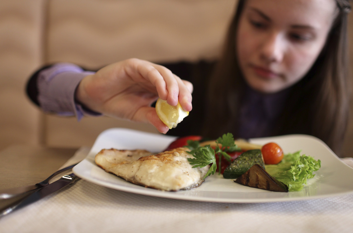 6 alimentos que não podem faltar no prato da criança que pratica esporte