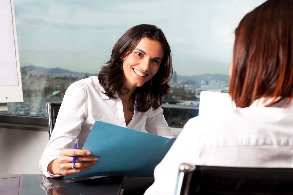 Coluna da Cynthia de Almeida: “Na entrevista, posso falar que soube da vaga por uma funcionária?”