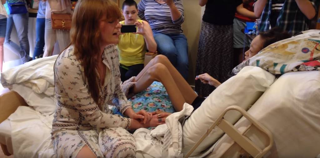 Cantora Florence Welch visita fã hospitalizada que não pode ir a show. Assista!