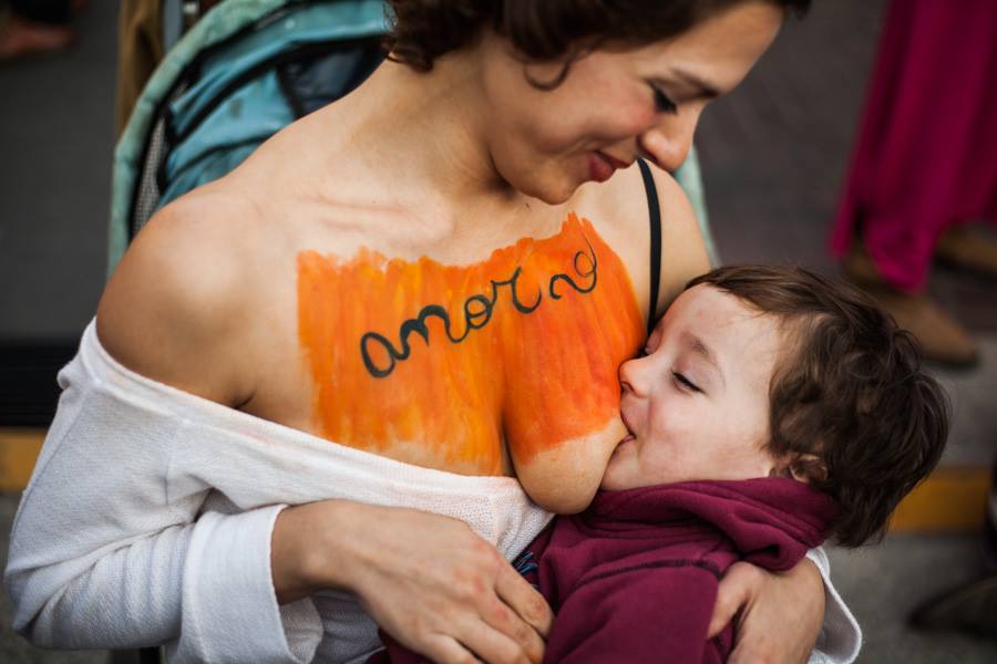 Mães argentinas organizam mamaço coletivo pelo direito de amamentarem em público