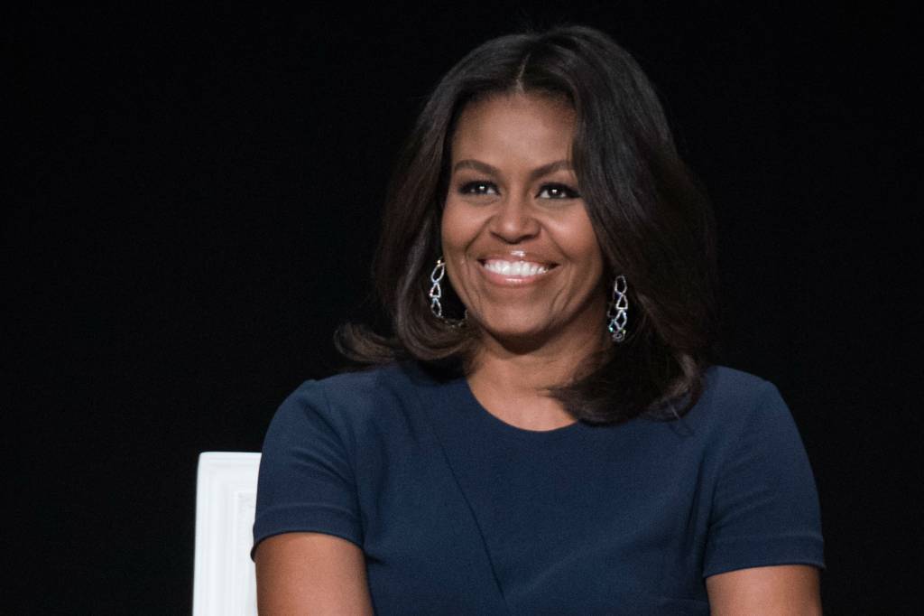 Michelle Obama aparece com visual muito diferente em capa de revista