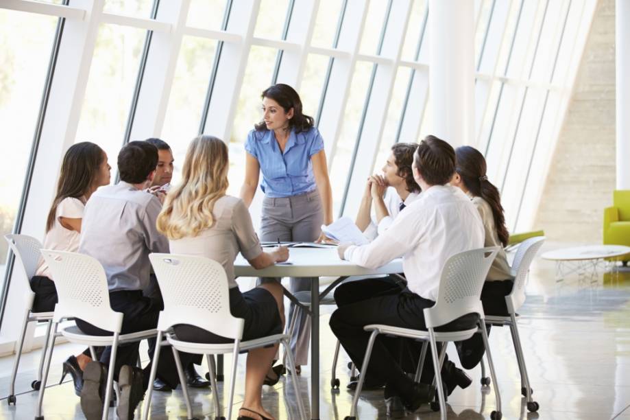 Mulher conversando com equipe no escritório