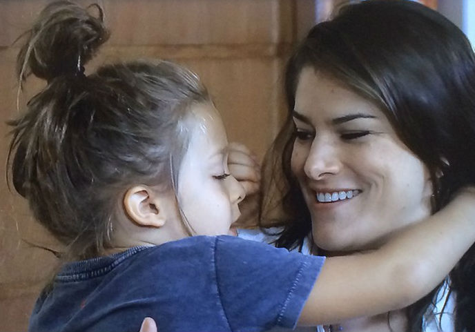 Romeo, filho de Priscila Fantin, ignora bullying e mantém o cabelo comprido