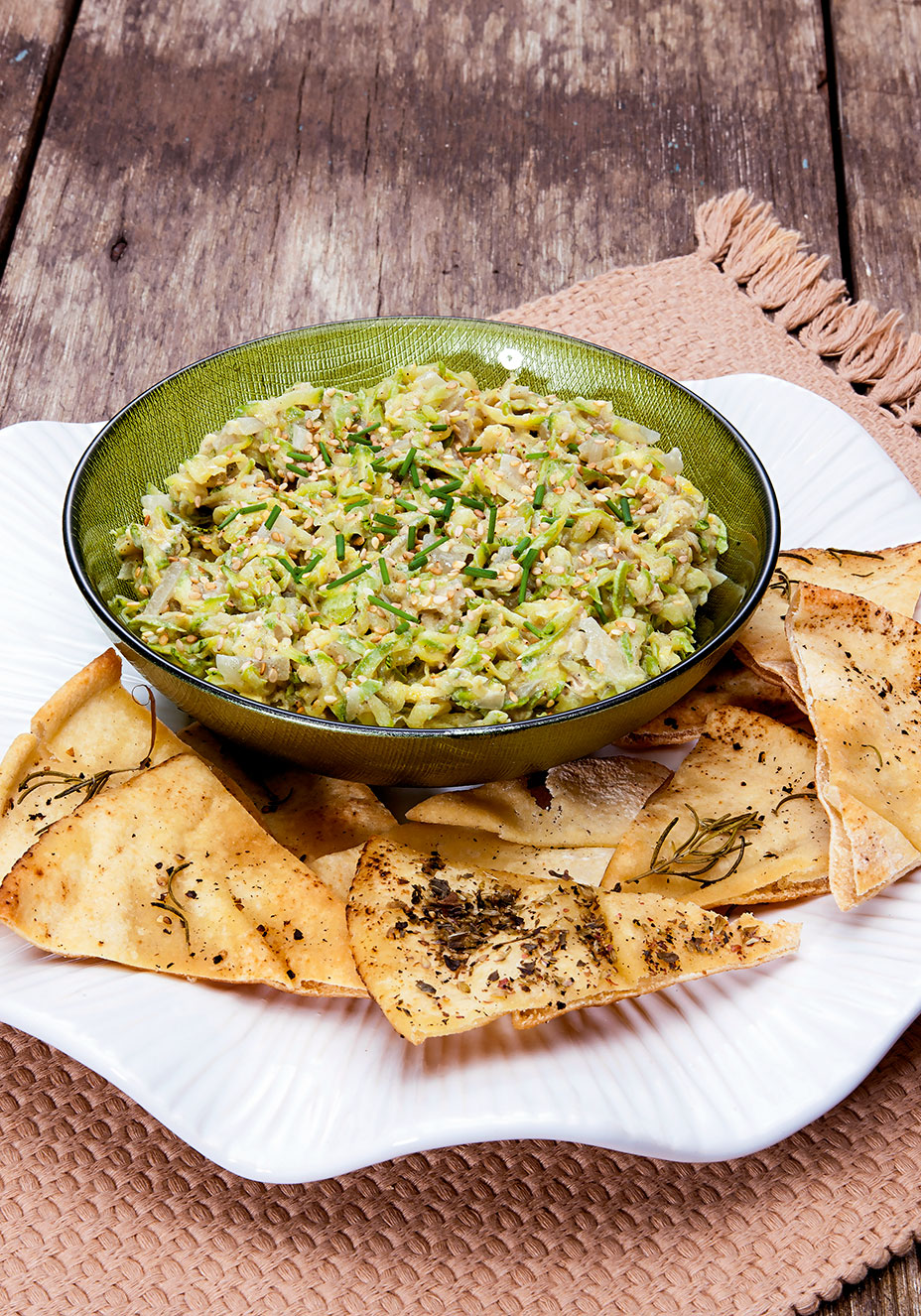 Patê de abobrinha com torrada de pão sírio