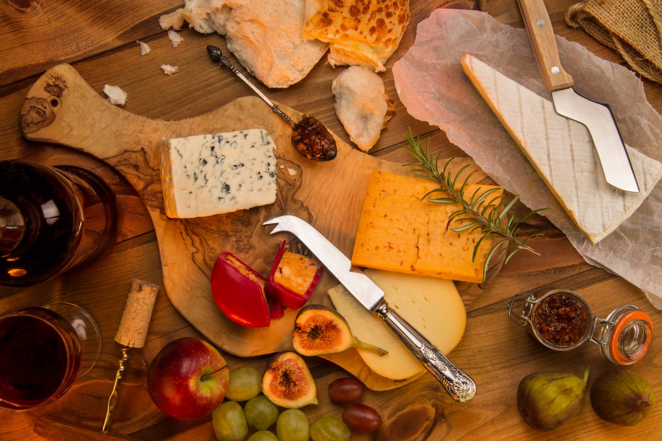 Descubra o vinho ideal para harmonizar com cada tipo de queijo