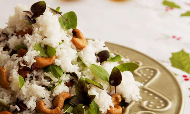 Arroz com castanha de caju e manjericão