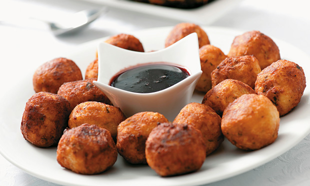 Bolinho de mandioca com molho de jabuticaba