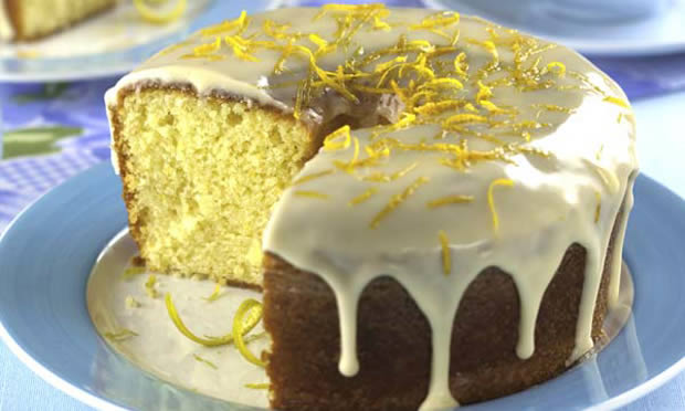 Bolo de casca de laranja com cobertura de maracujá