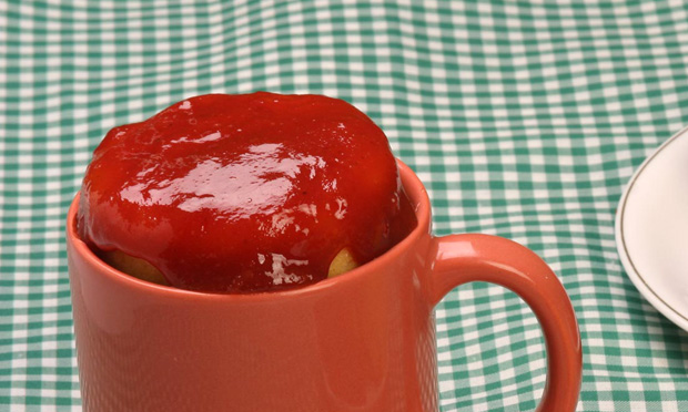 Bolo de fubá com goiabada na caneca