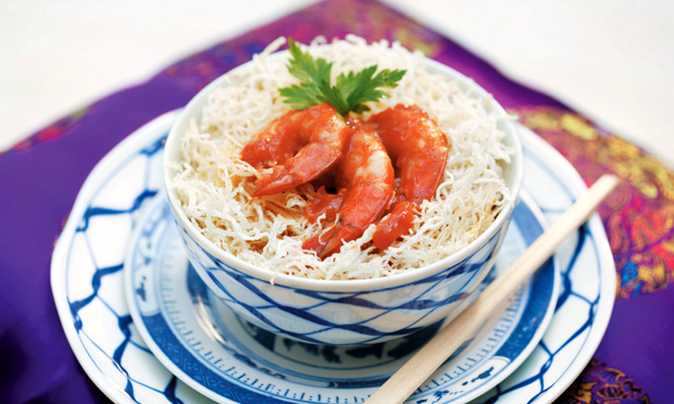 Camar&atilde;o no saqu&ecirc; com macarr&atilde;o de arroz