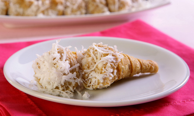 Canudinhos com doce de leite e coco