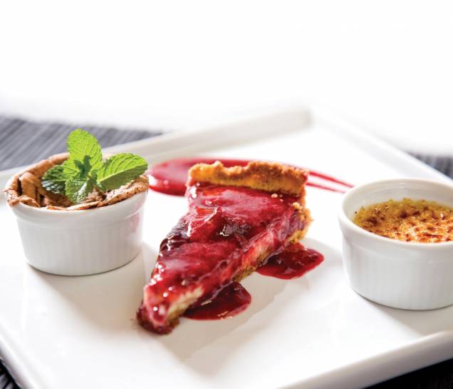 Cheesecake com calda de frutas do bosque Cheesecake com calda de frutas do bosque