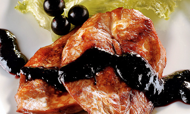 Filé de frango ao molho de jabuticaba