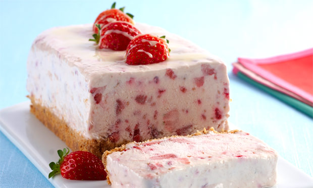 Gelado de leite condensado com frutas vermelhas Gelado de leite condensado com frutas vermelhas