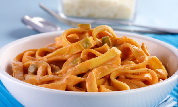 Macarrão com molho de requeijão e maionese Macarrão com molho de requeijão e maionese