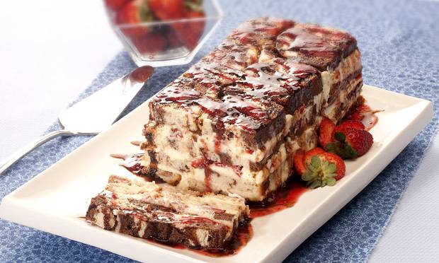 Pav&ecirc; de chocolate e morango