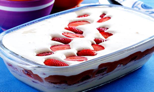 Pav&ecirc; de morango com chocolate