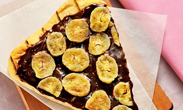 Pizza de banana e creme de chocolate e avelã Pizza de banana e creme de chocolate e avelã