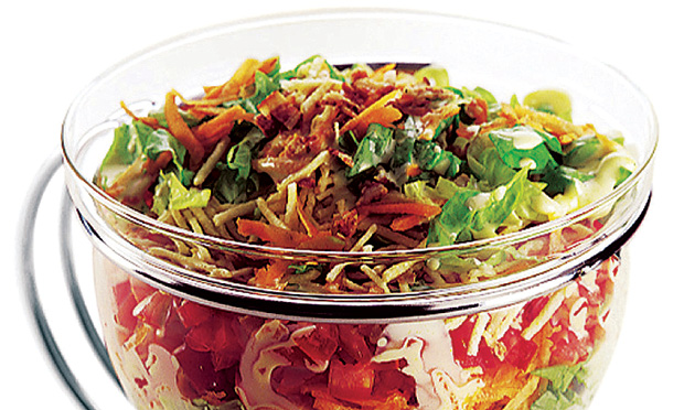 salada colorida com batata palha e bacon salada colorida com batata palha e bacon