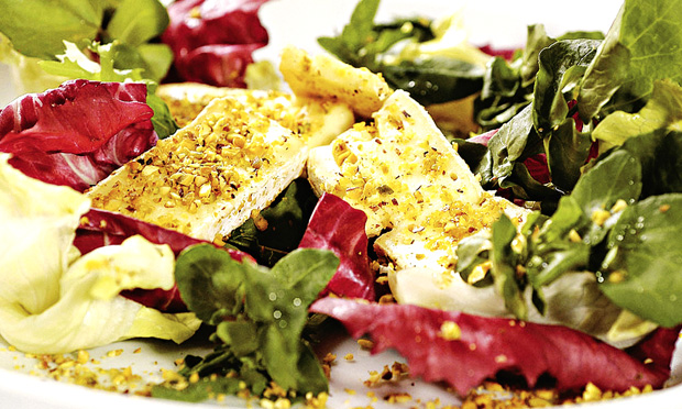 Salada com queijo de cabra empanado