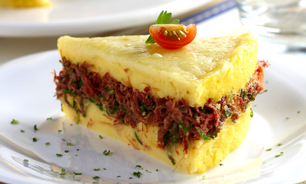 Torta de polenta com carne-seca e couve